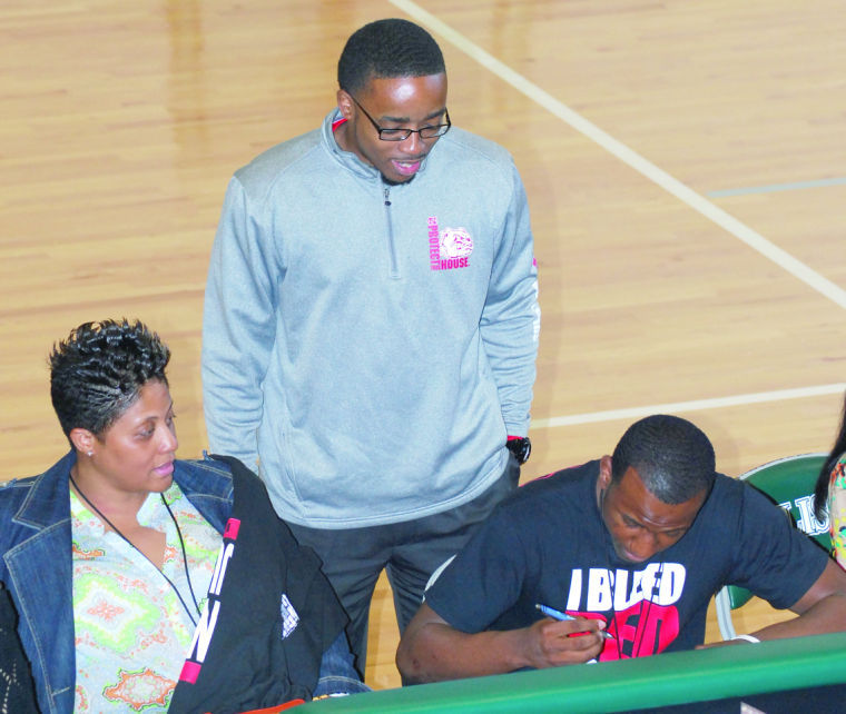 Malik Hawkins signs